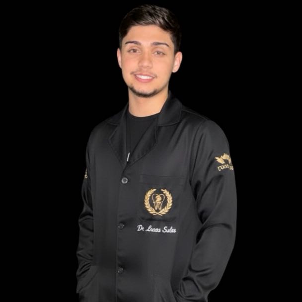 Paciente sorrindo após tratamento de Facetas em Resina com Dr. Lucas Sales em São Paulo SP